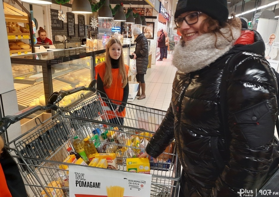 Wolontariusze Caritas zbierają żywność dla potrzebujących