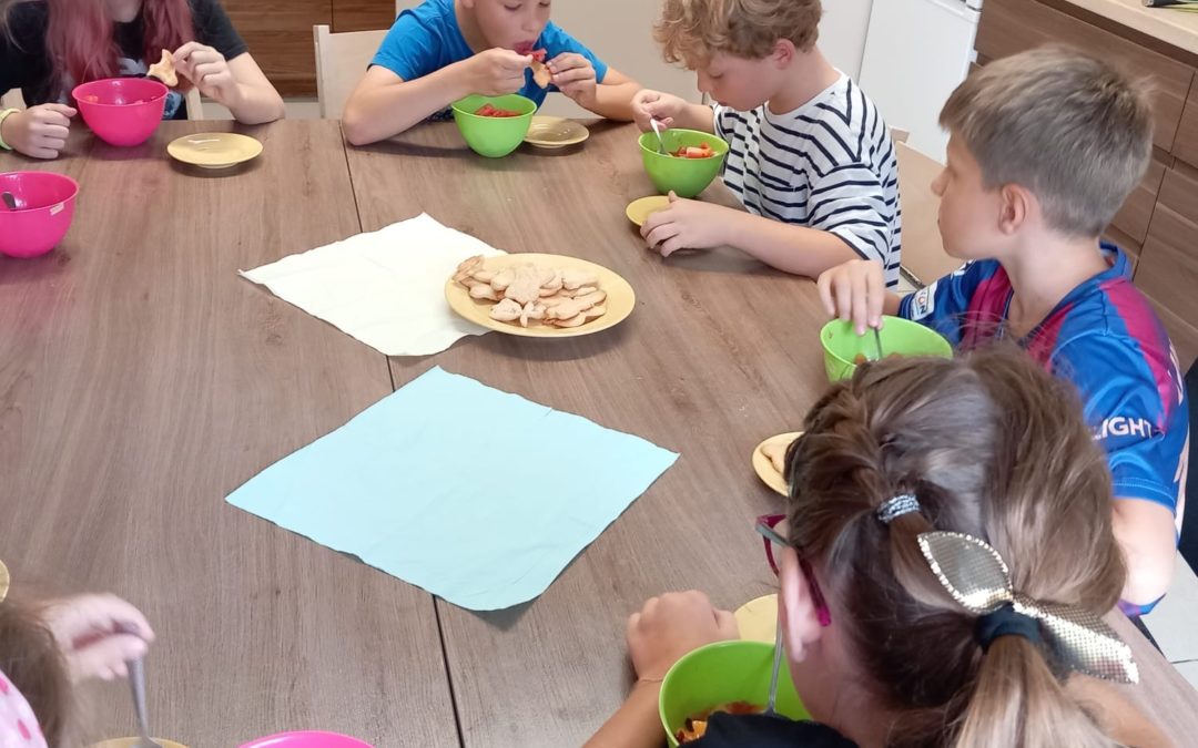 Wakacyjne spotkania w Centrum Nauki i Zabawy „Bajka” na słodko i kreatywnie.